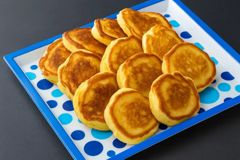 Massinha leve mata-fome dourada servida em bandeja azul, receita fácil e rápida para o lanche da tarde