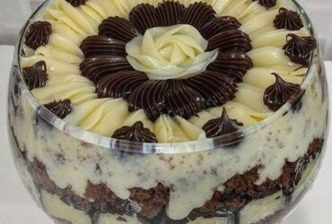 bolo de chocolate recheado com coco cremoso e coberto com brigadeiro