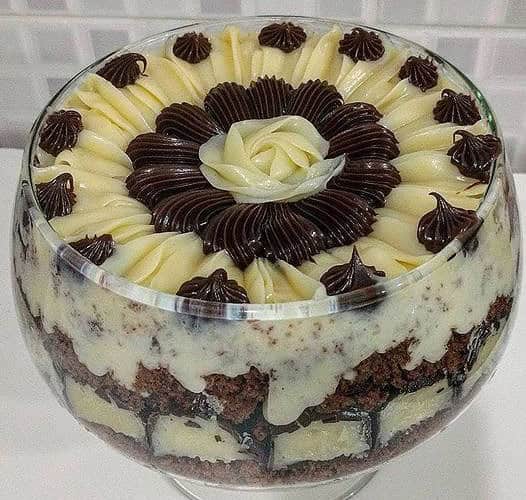 bolo de chocolate recheado com coco cremoso e coberto com brigadeiro