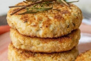 hambÚrguer de frango com crispes de alecrim