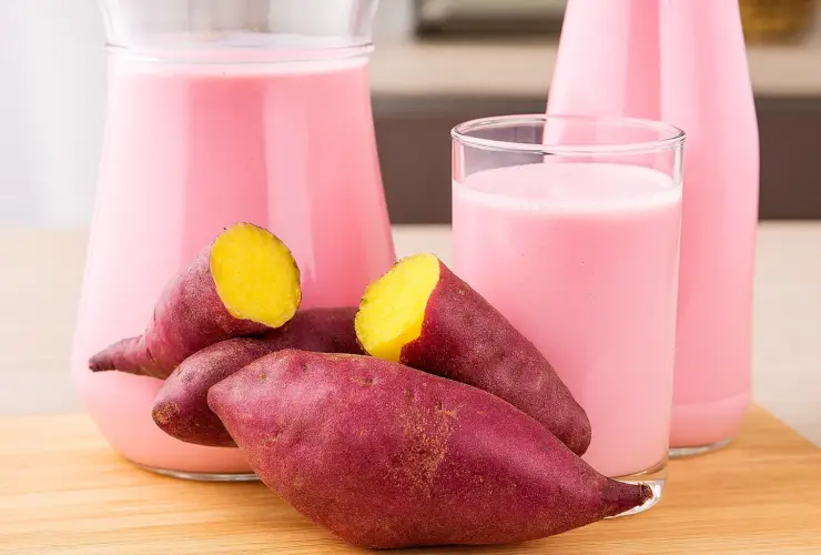 Iogurte caseiro de batata-doce cremoso com morangos"
