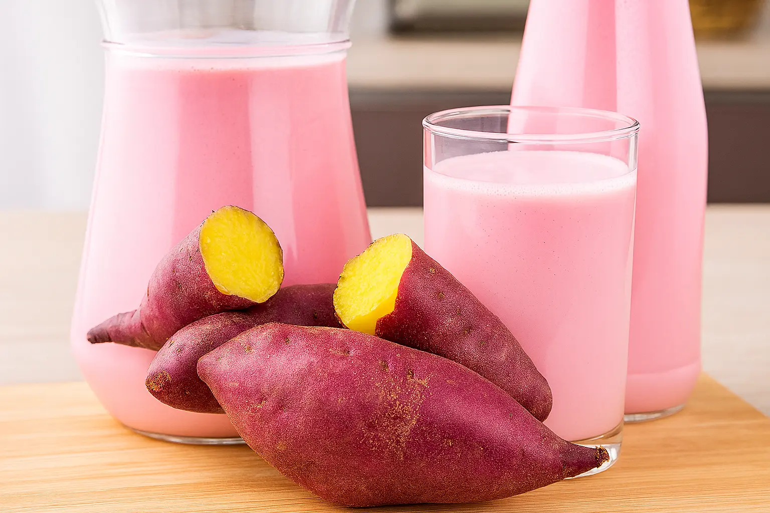 Iogurte caseiro de batata-doce cremoso com morangos"