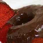 bolo de beterraba com calda de chocolate