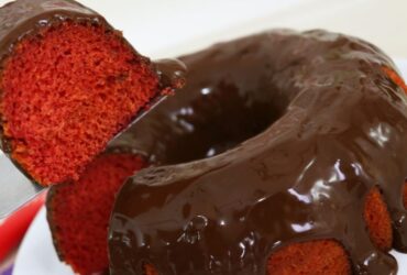 bolo de beterraba com calda de chocolate