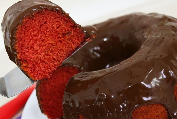 bolo de beterraba com calda de chocolate