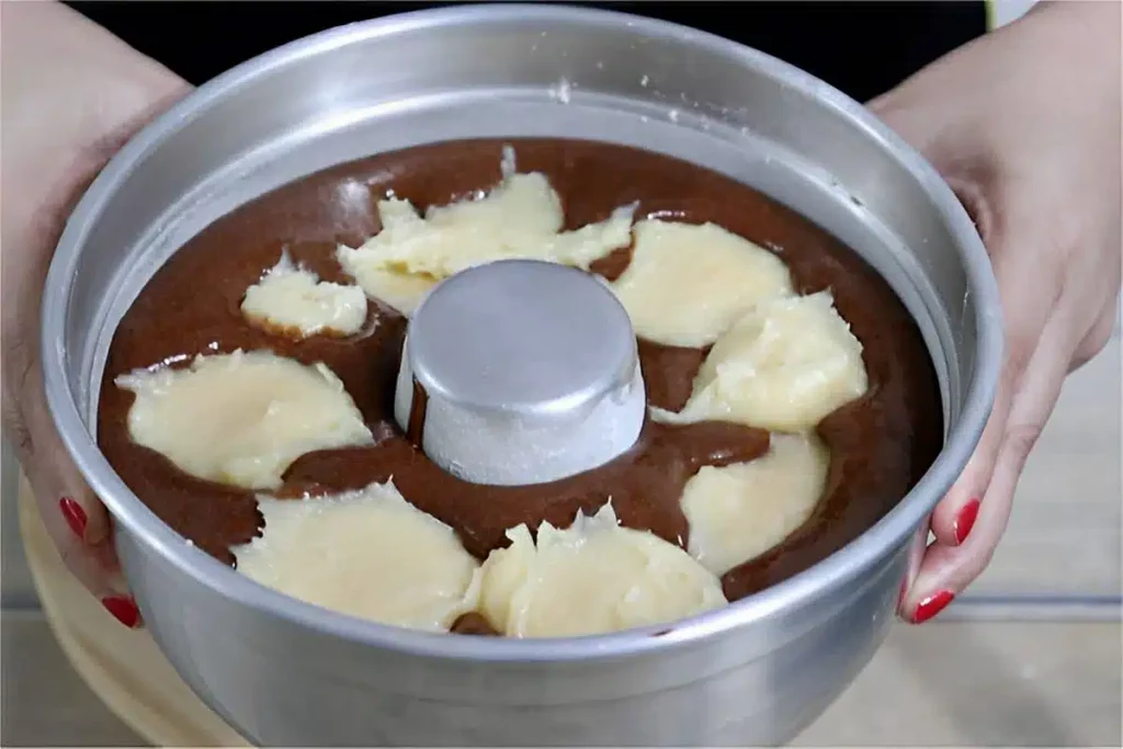 Bolo de chocolate que já sai recheado do forno