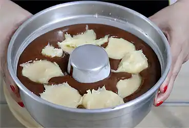bolo de chocolate que já sai recheado do forno