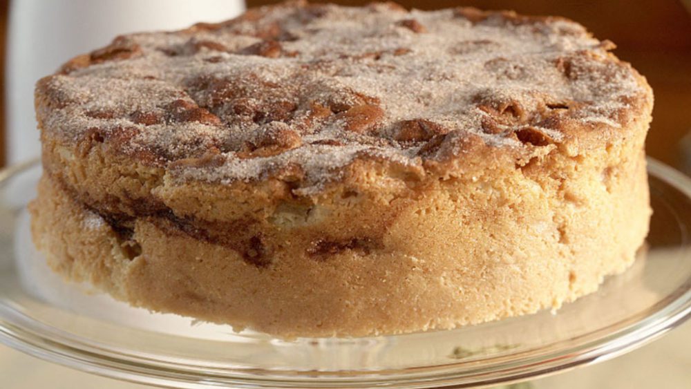 Delicie-se com o sabor caseiro do bolo de maçã da padaria mais famosa da cidade