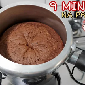 Bolo de panela de pressão pronto em minutos do Canal Cozinhando do zero com Laura Lopes