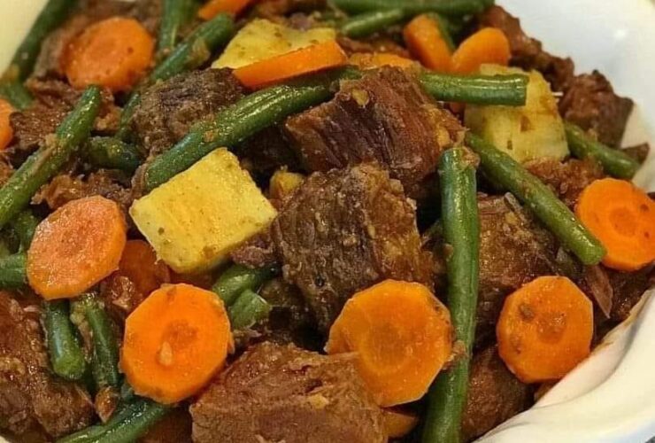 carne ensopada com legumes para o almoço