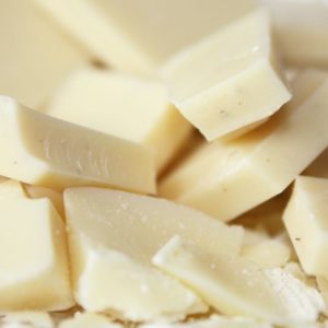Como fazer chocolate branco caseiro: fácil demais e zero lactose