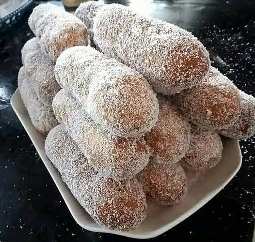 deliciosos charutos fritos com cobertura de coco e açúcar