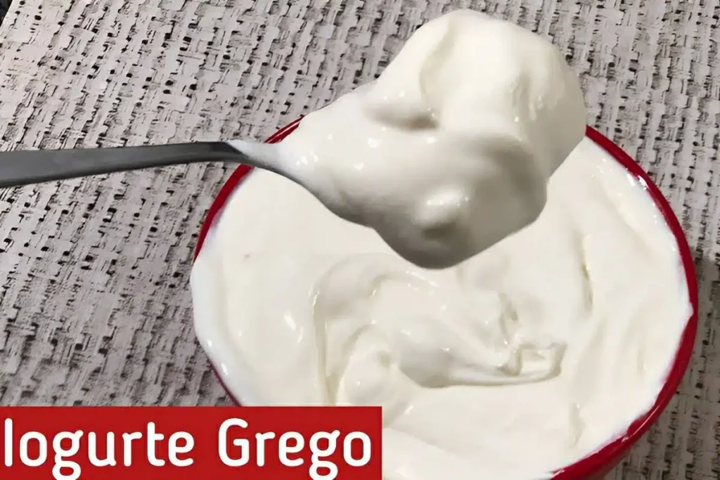 Iogurte grego caseiro com 2 ingredientes fica perfeito