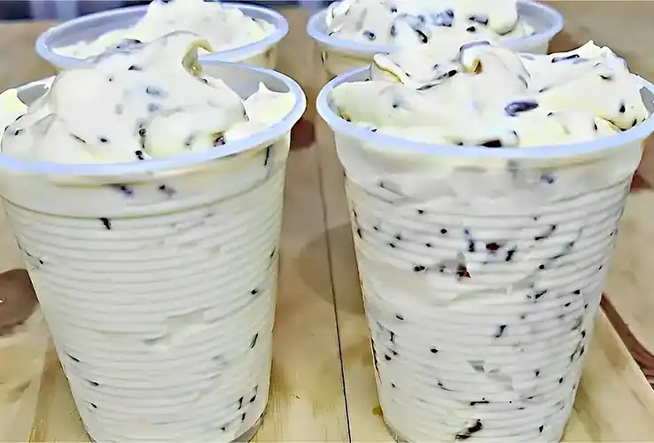 maracujá com chantilly e granulado de chocolate