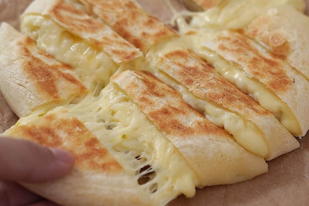 pão de queijo de batata assado em frigideira