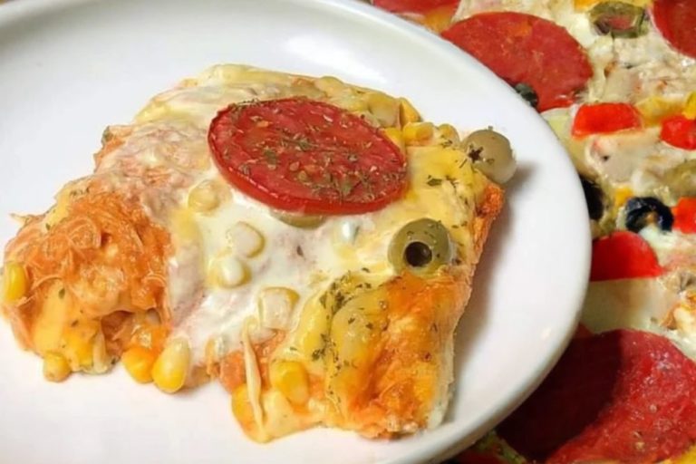 pizza de pão de forma cremosa com frango desfiado e queijo muçarela