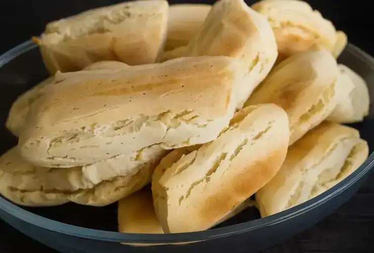 Receita de bolo cacete com erva-doce assado e tradicional, servido para café da tarde.
