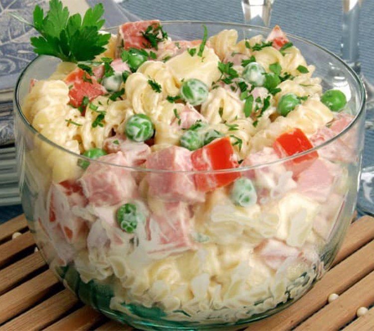 Salada de macarrão com frios uma delicia
