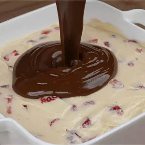 Sobremesa de morango com chocolate cremosa criação do Canal Aquela receita