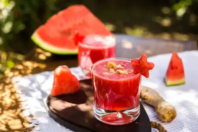 Suco refrescante de melancia com gengibre: bebida perfeita verão!