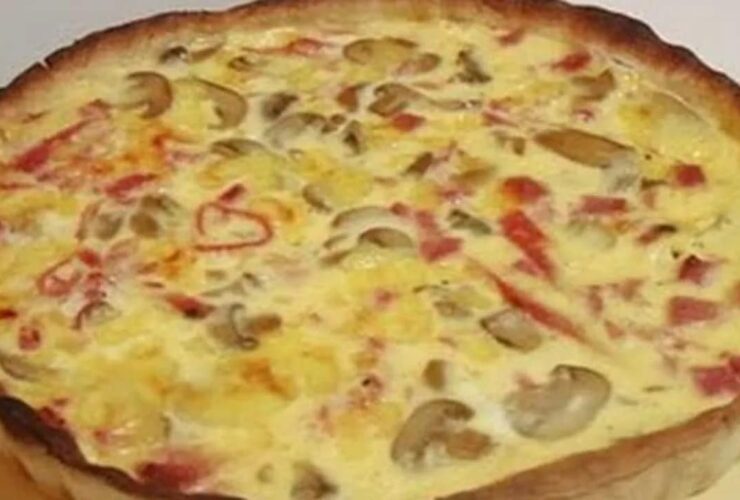 torta de frango com cogumelos e cebola caramelizada