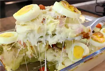Batata à portuguesa assada no forno com presunto queijo ovos cozidos