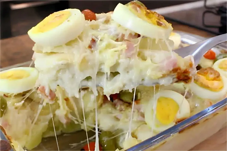 Batata à portuguesa assada no forno com presunto queijo ovos cozidos