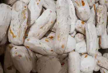 Bolacha de mel com glacê branco decorada, receita caseira tradicional