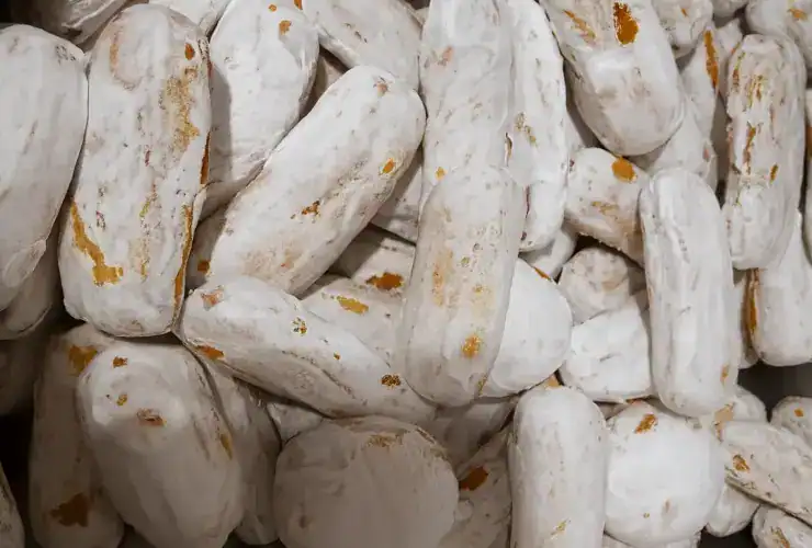 Bolacha de mel com glacê branco decorada, receita caseira tradicional
