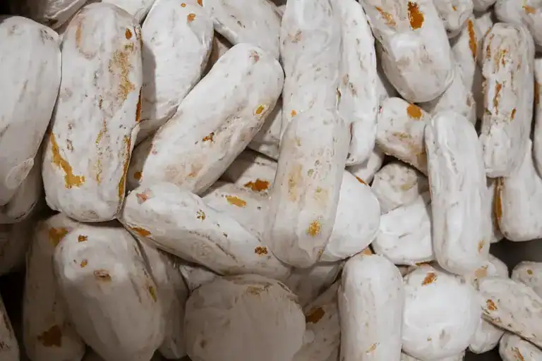 Bolacha de mel com glacê branco decorada, receita caseira tradicional