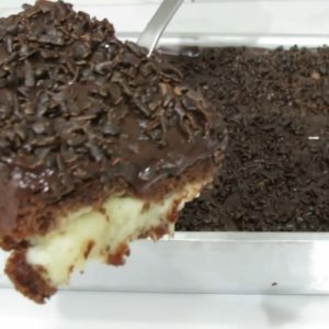 Bolo de chocolate que já sai do forno recheado