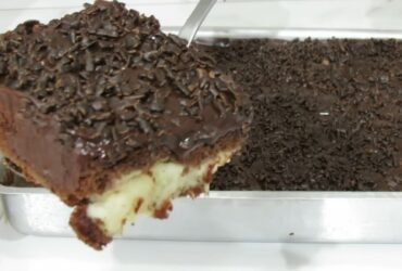 bolo de chocolate que já sai do forno recheado