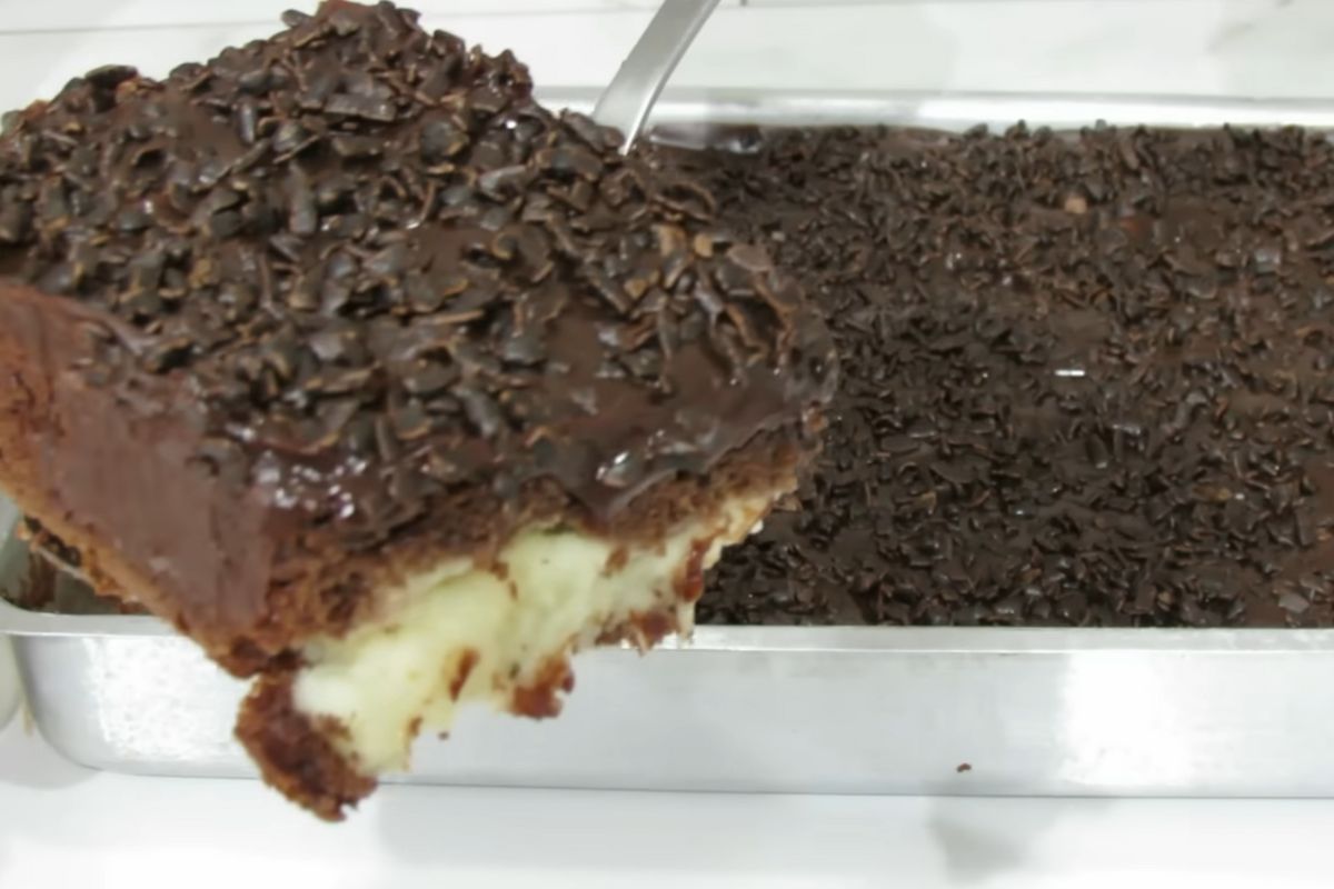 bolo de chocolate que já sai do forno recheado