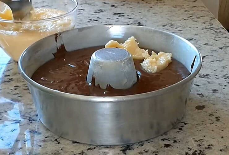 Bolo prestígio que já sai do forno recheado delicioso