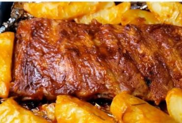 costelinha de porco com batatas ao forno
