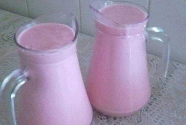 delicioso iogurte caseiro de morango para saborear no café da manhã
