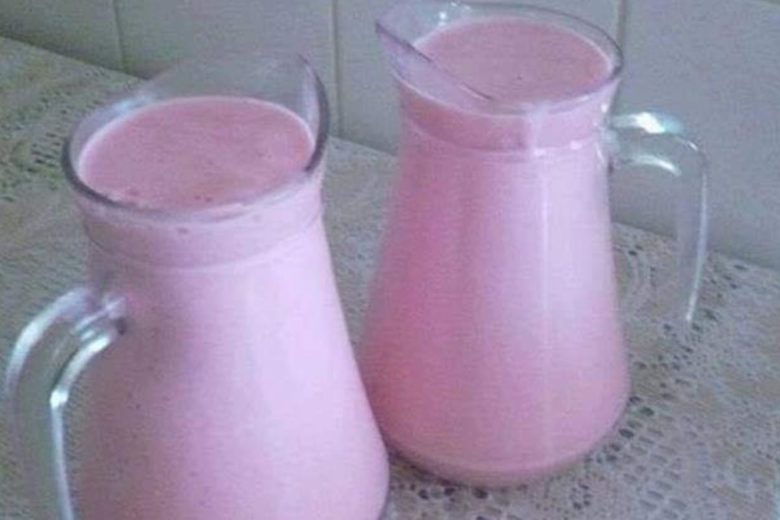 delicioso iogurte caseiro de morango para saborear no café da manhã