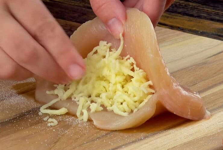 Frango recheado com queijo para o almoço do dia a dia