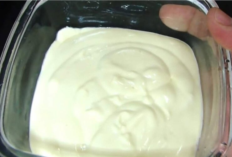 Maionese caseira cremosa e saudável, feita com ovo cozido e creme de leite