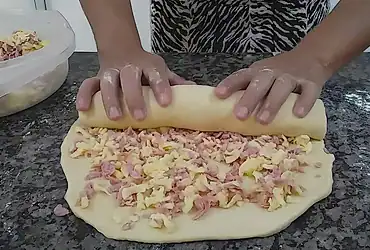 Pão segura marido um pão caseiro recheado com presunto e queijo