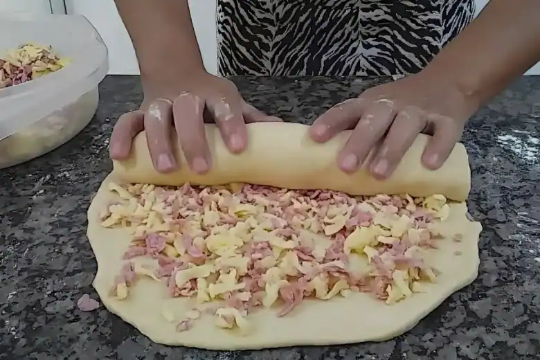 Pão segura marido um pão caseiro recheado com presunto e queijo
