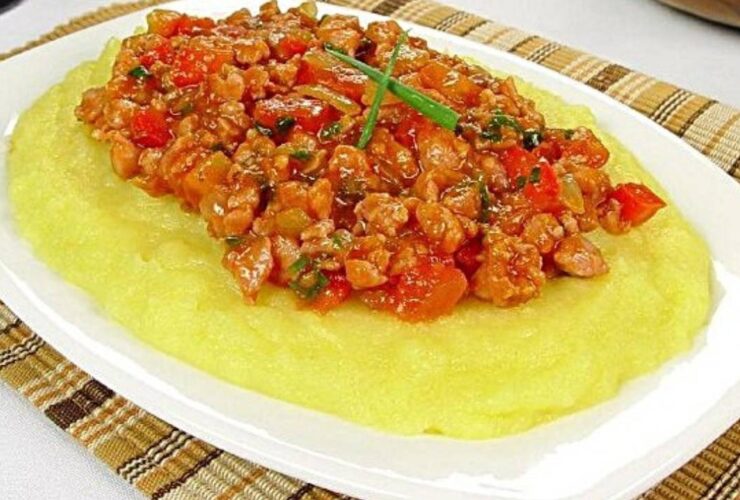 Polenta cremosa com linguiça: uma opção reconfortante para os dias frios