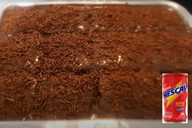 Bolo de Chocolate: Cobertura Cremosa de Leite Condensado