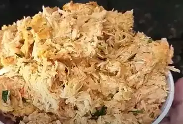 Recheio de Frango Desfiado com Molho de Tomate e Temperos.