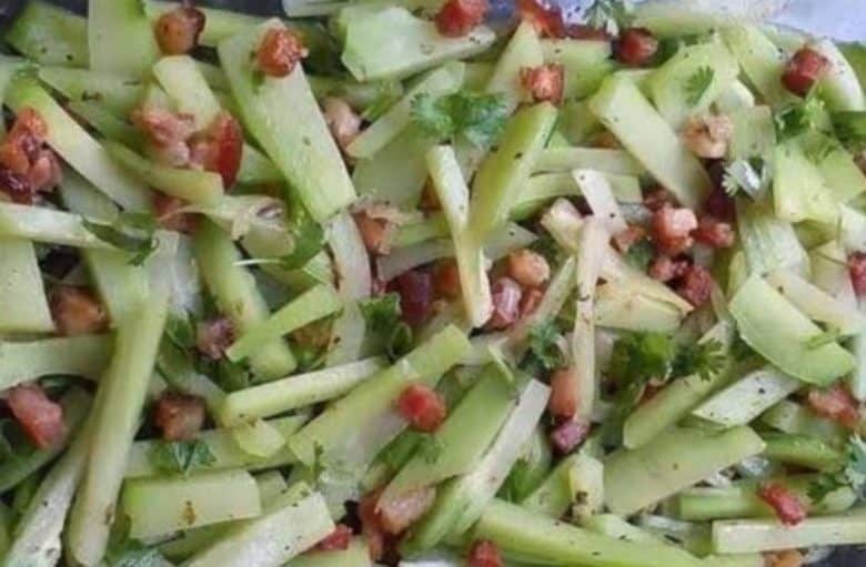 salada de chuchu com bacon