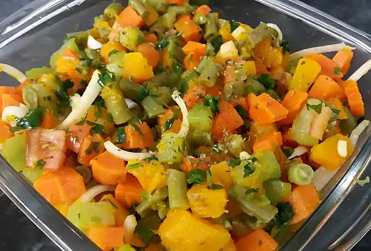 Salada de legumes entrada do almoço ou jantar
