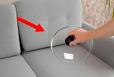 usei uma tampa de panela para limpar sofá