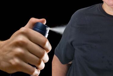 como tirar mancha de desodorante de roupa preta
