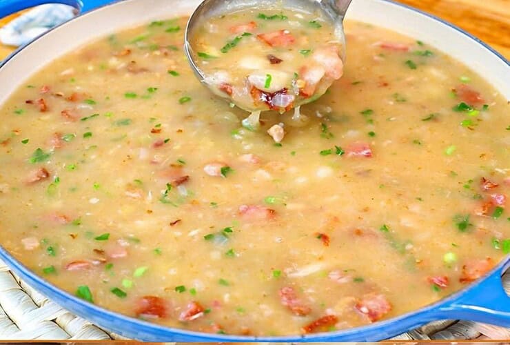 delicioso caldo de mandioca com bacon e linguiça calabresa