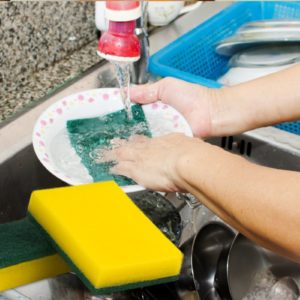 Descubra como desinfetar a esponja de lavar pratos em sua cozinha